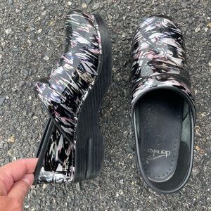 Dansko  Professional Metallic Waves Patent  Leather Clogs Womens Shoes Sz 38